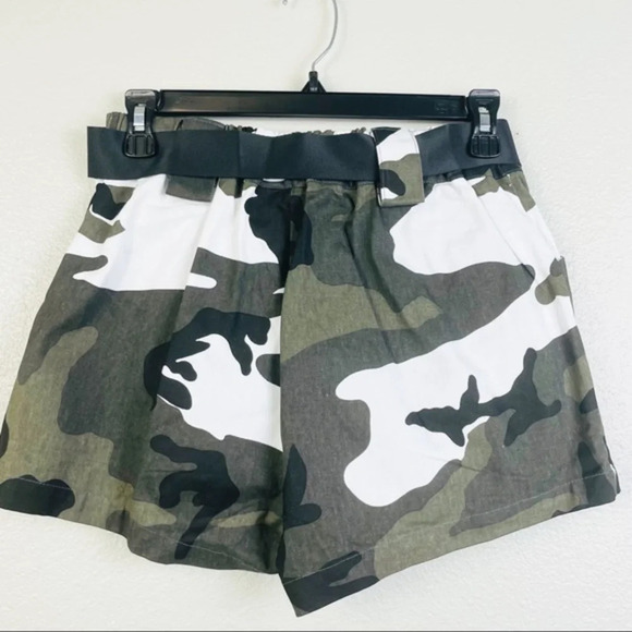 BRADELY MICHELE NWT Camo Cargo Style Shorts Small - Picture 5 of 6